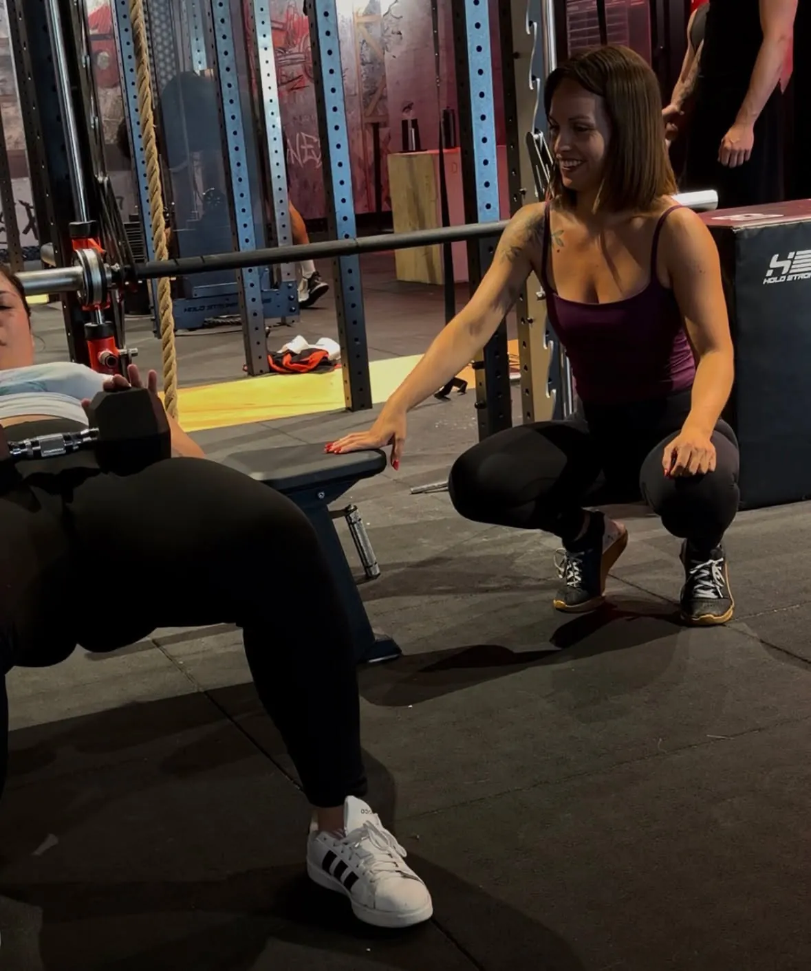 Séance de coaching sportif dans une salle lumineuse
